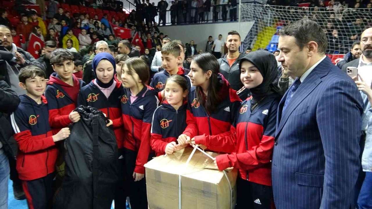 Kütahya'da Sporculara Malzeme Desteği Sağlandı