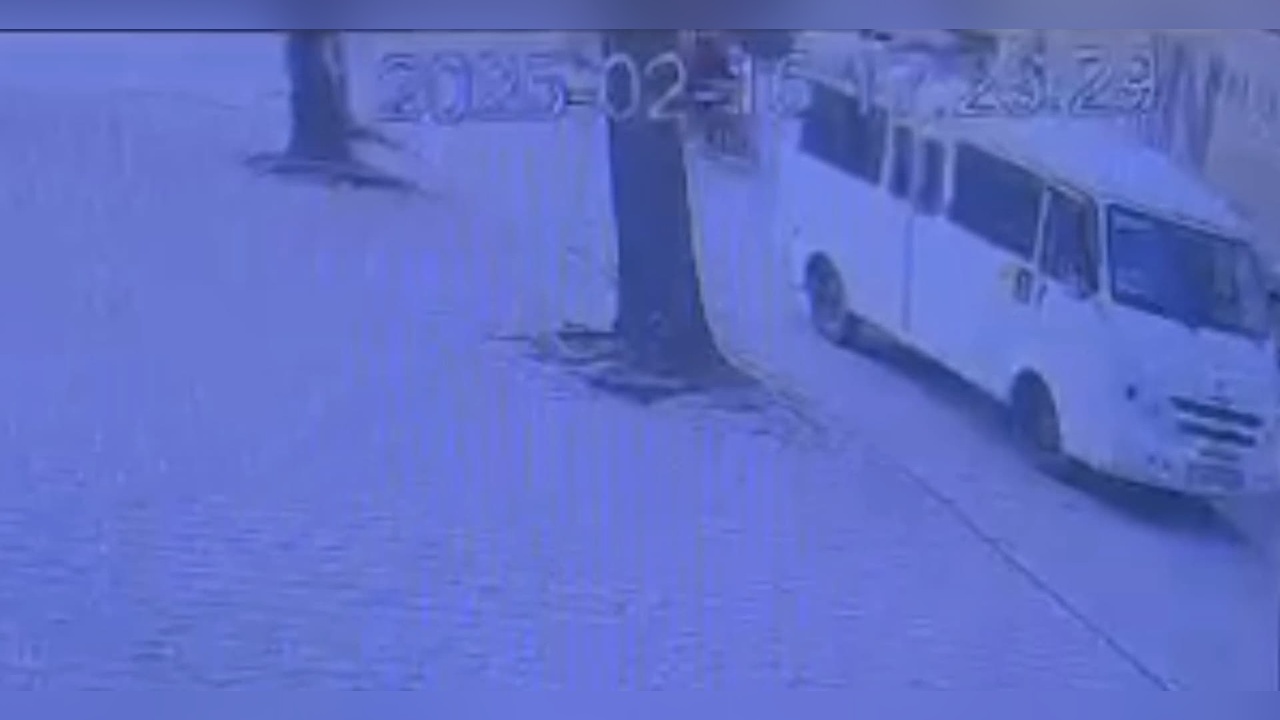 Motosikletli Çiftin Minibüsle Çarpışma Anı Kameralara Yansıdı