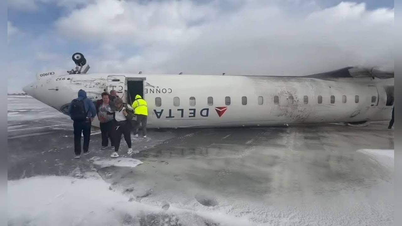 Kanada'da Yolcu Uçağı Ters Döndü, 8 Kişi Yaralandı