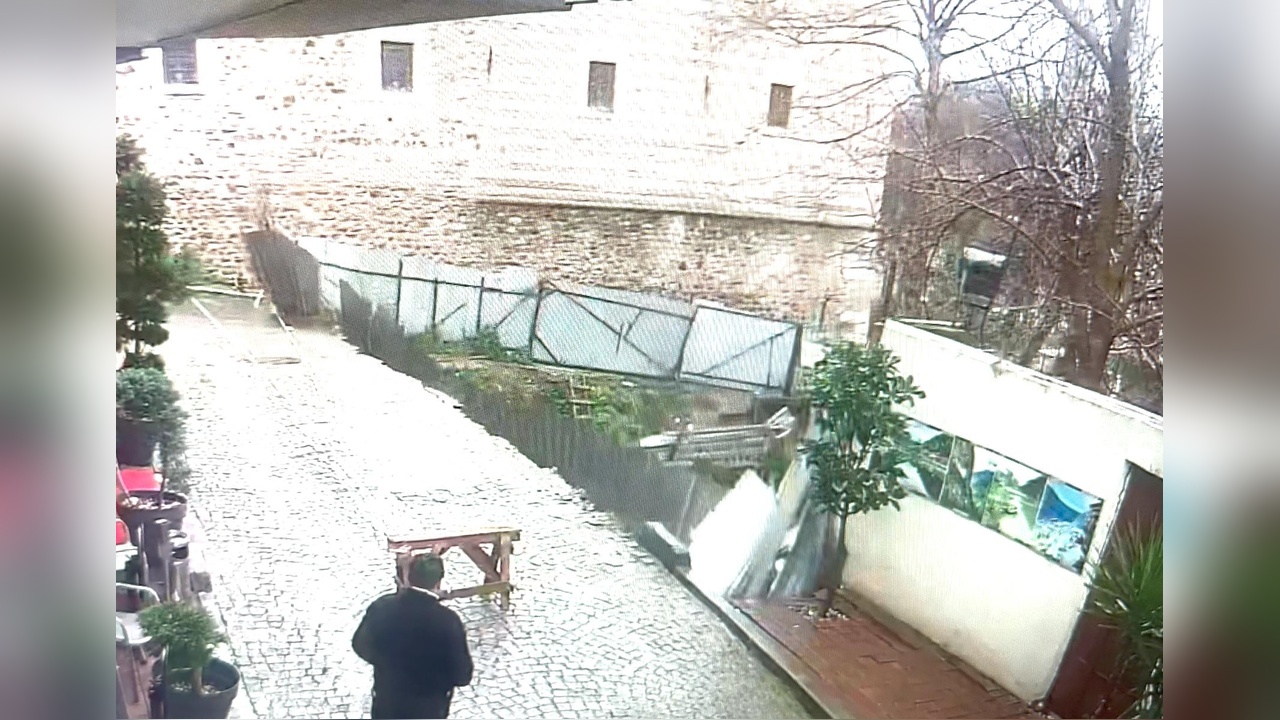 Fatih'te Toprak Kayması Yol Çökmesine Neden Oldu