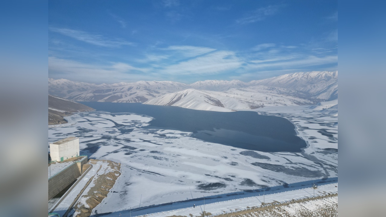 Yüksekova'da Dilimli Baraj Gölü Buz Tutmuş Durumda
