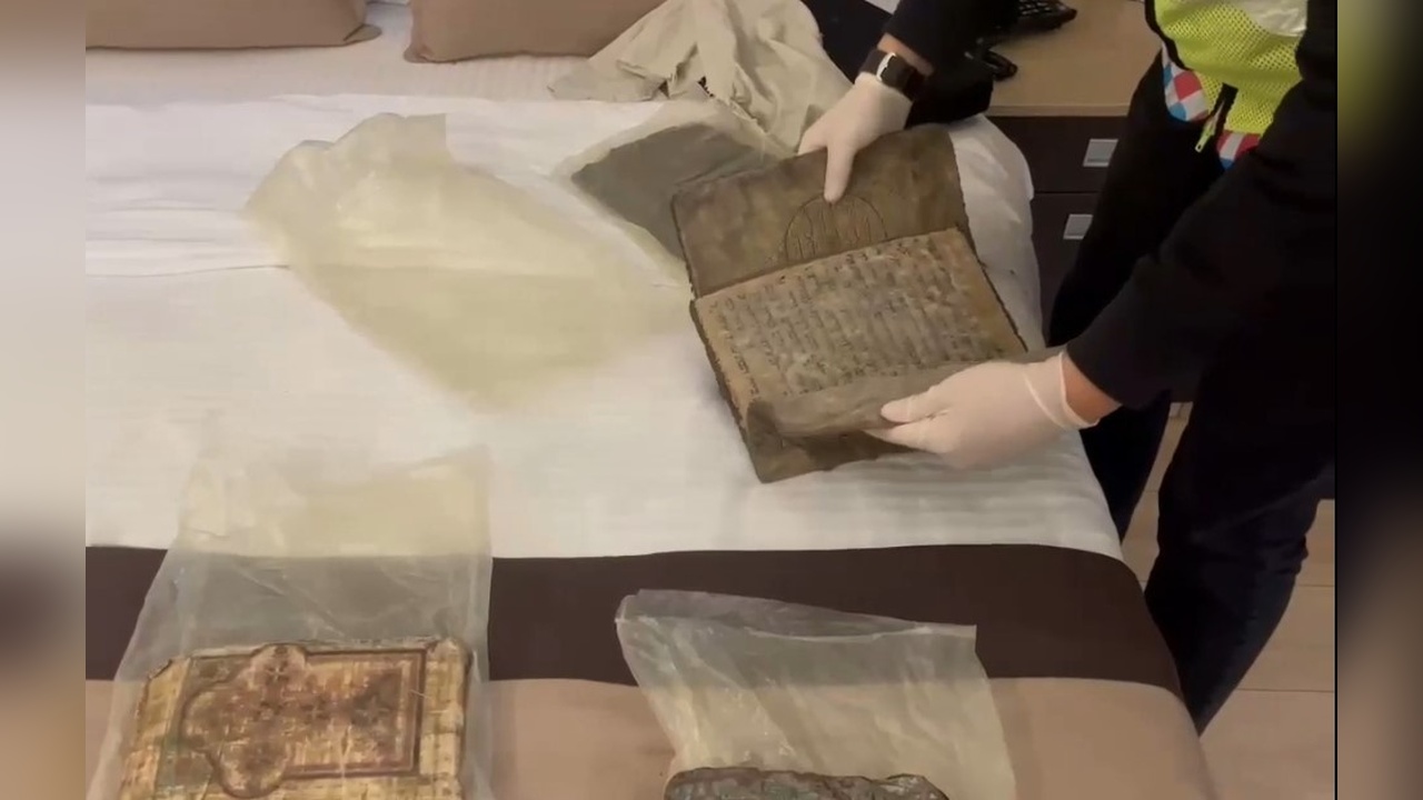 Mersin'de Kaçak El Yazması Kitap Operasyonu: Üç Gözaltı