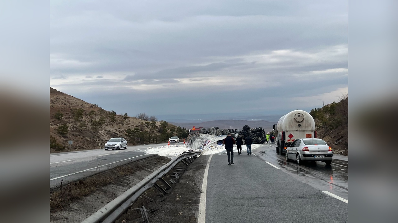 Kırıkkale'de Un Yüklü TIR Devrildi, Sürücü Yaralandı
