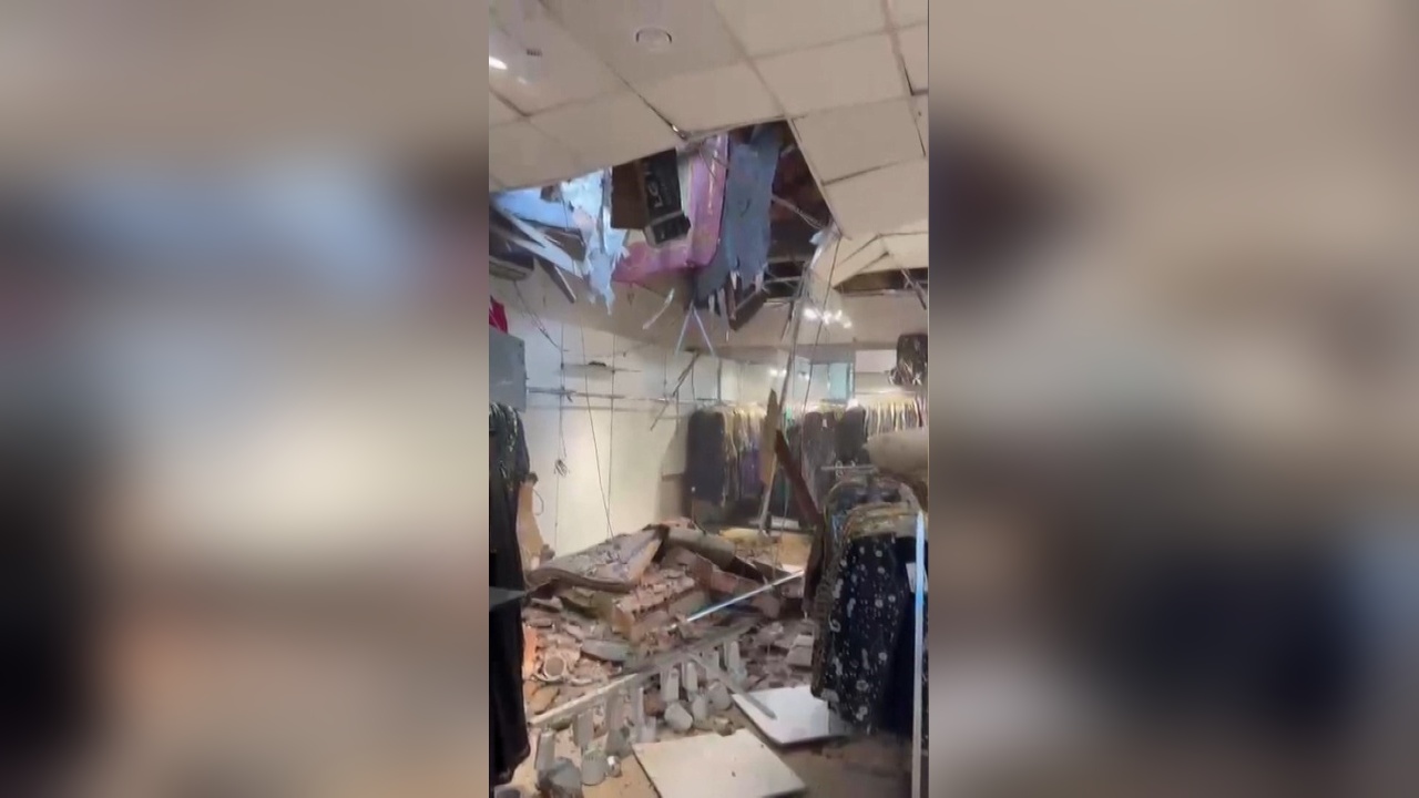 Küçükçekmece'de Yıkım Sırasında Mağazaya Parça Düştü