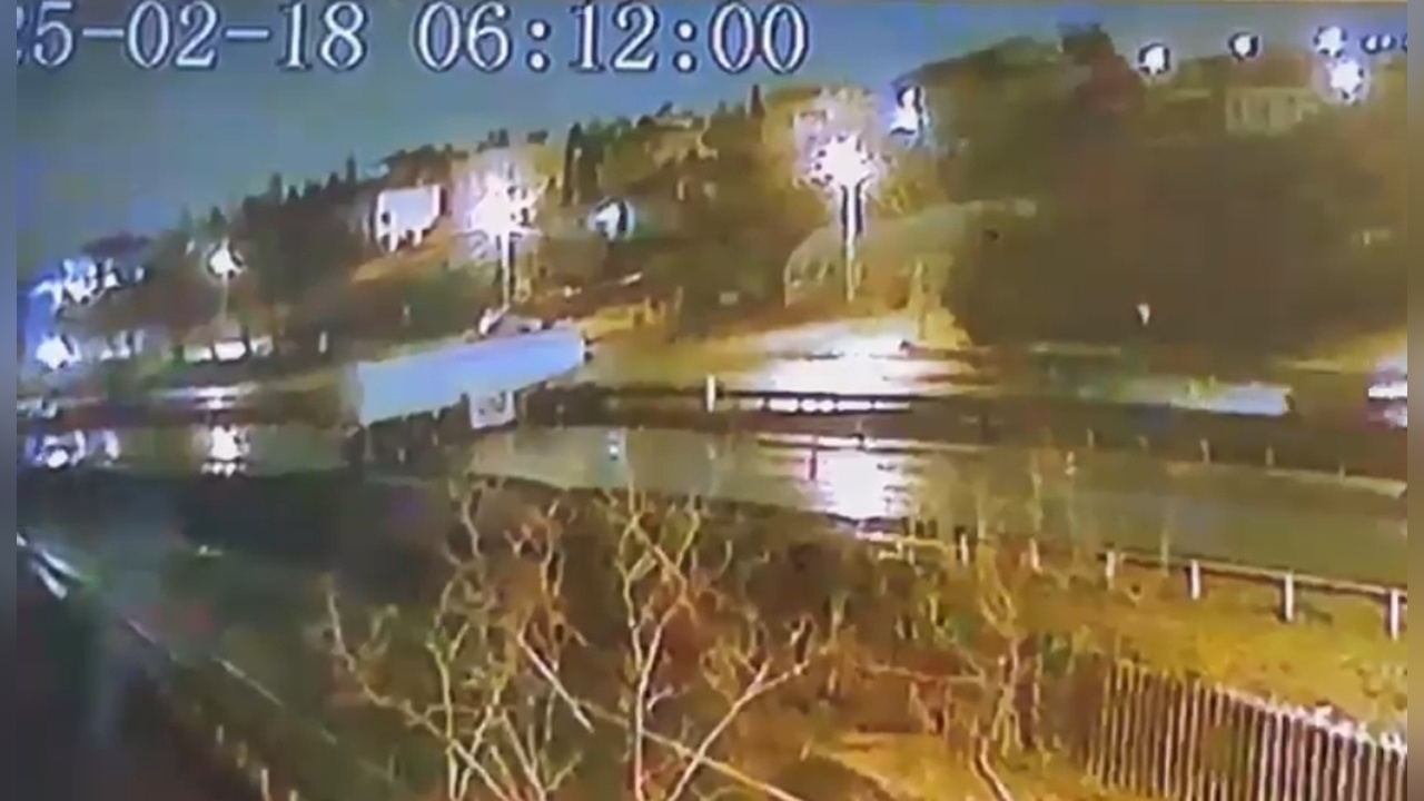 Büyükçekmece'de TIR Kazası Güvenlik Kameralarına Yansıdı