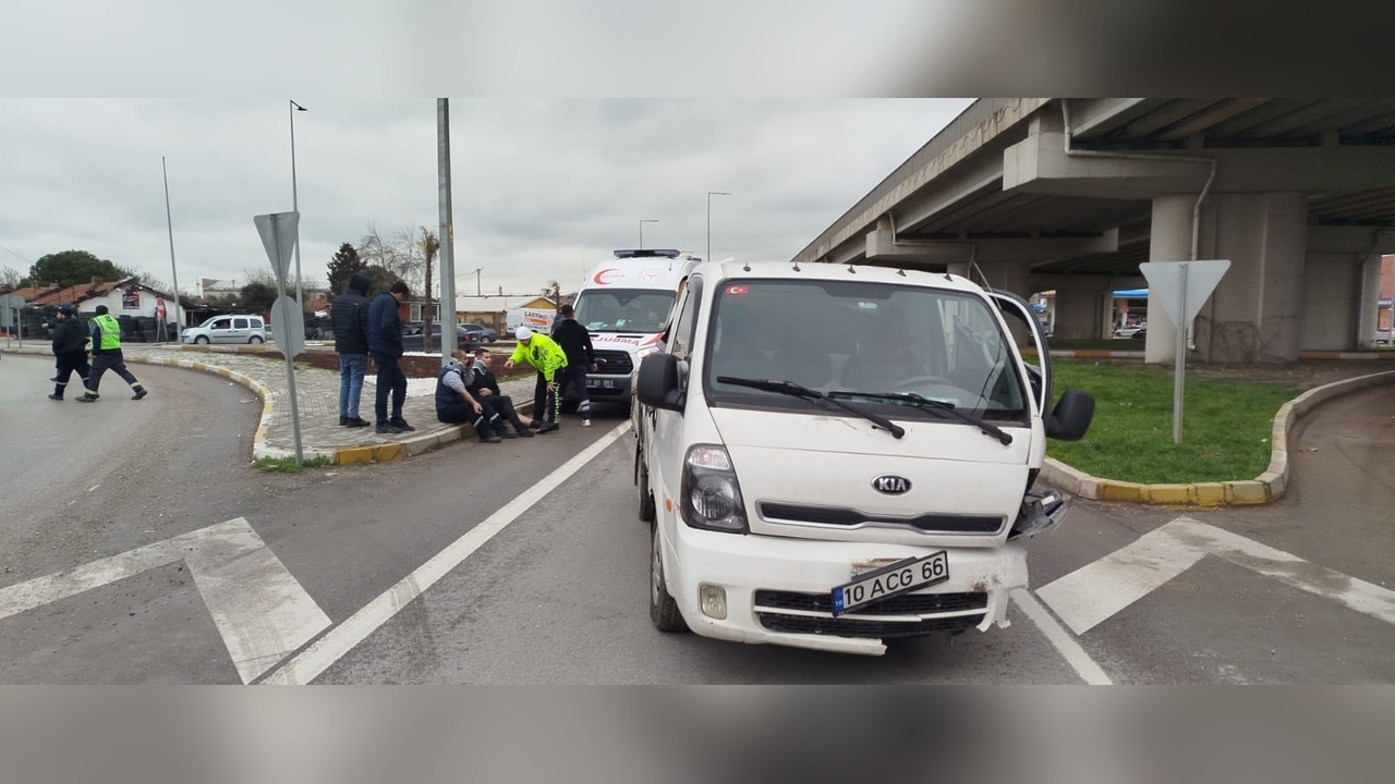 Otomobil ve Kamyonet Çarpışması: Üç Kişi Yaralandı
