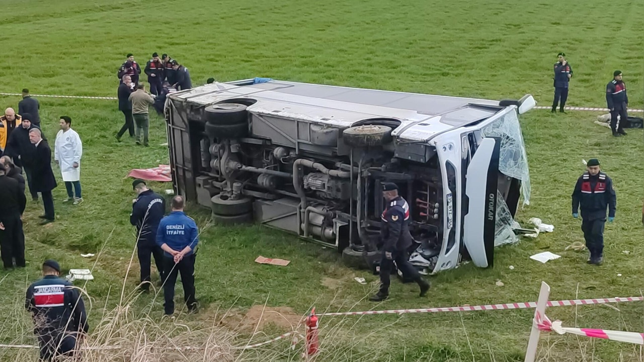 Denizli'de Öğrenci Servis Midibüsü Devrildi, Yaralılar Var