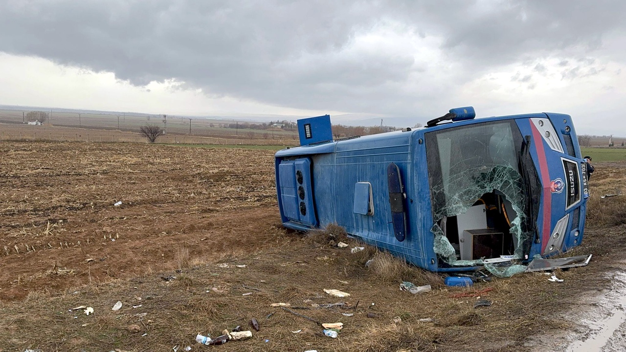 Afyonkarahisar'da Cezaevi Nakil Midibüsü Devrildi, 14 Kişi Yaralandı