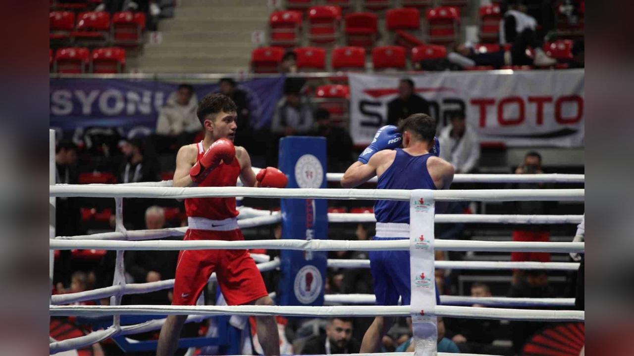 Konya'da 100. Yıl Büyük Erkekler Türkiye Ferdi Boks Şampiyonası Heyecanı
