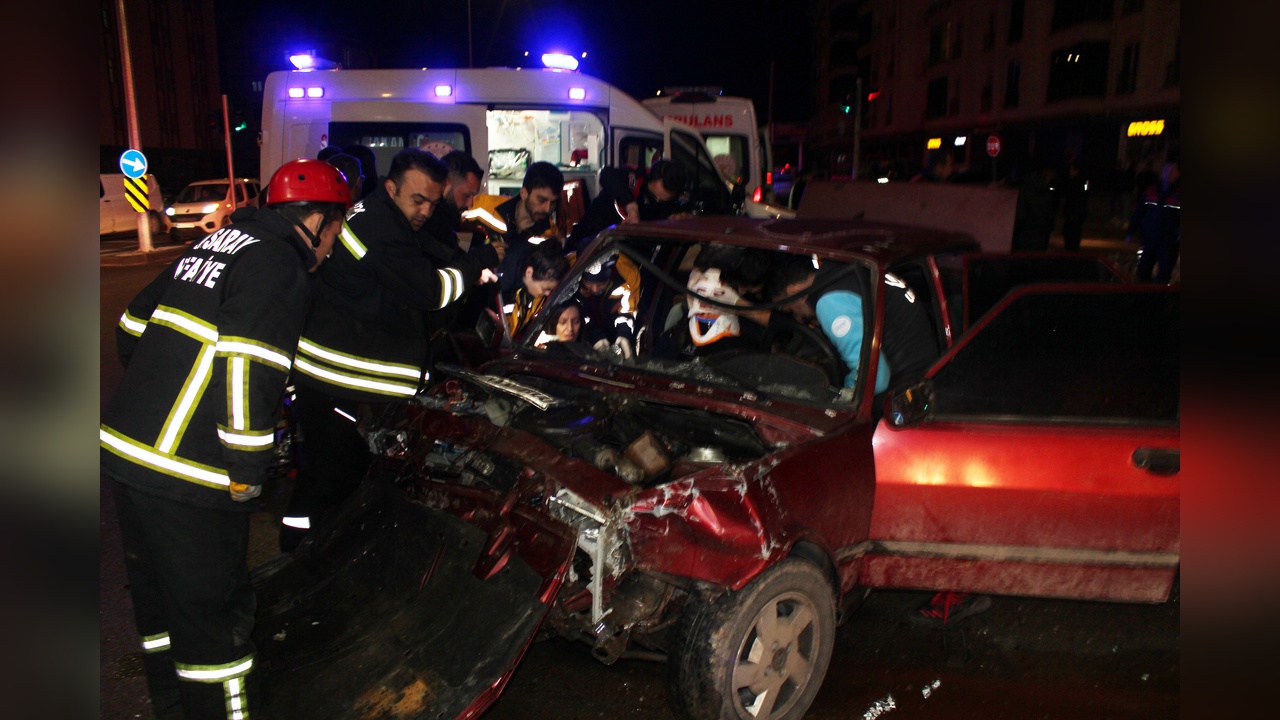 Kaza Yapan Genç Sürücü Babasını Acil Aradı