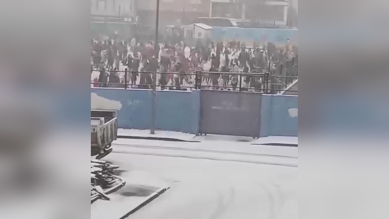 Başakşehir'de Öğrenciler Karla Buluştu