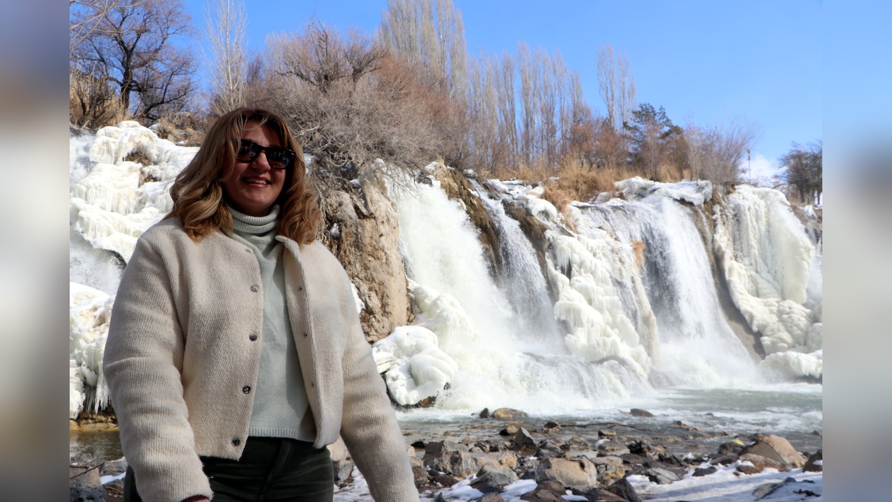 Muradiye Şelalesi'nde Kış Manzarası: Büyüleyici Görüntüler