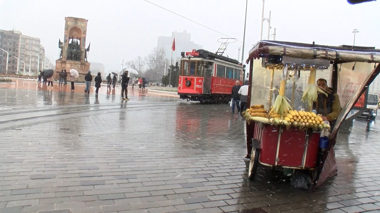 Taksim Meydanı'nda Kar Yağışı Etkisini Gösterdi