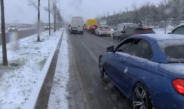 İstanbul'da kar yağışı etkisini gösterdi: Araçlar yolda kaldı