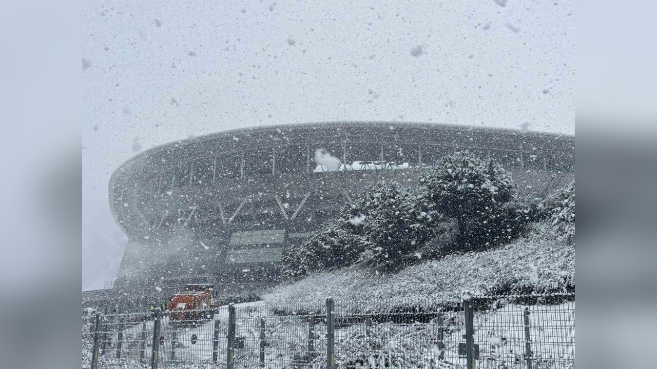 Ali Sami Yen Spor Kompleksi'nde Kar Yağışı Etkisini Gösteriyor