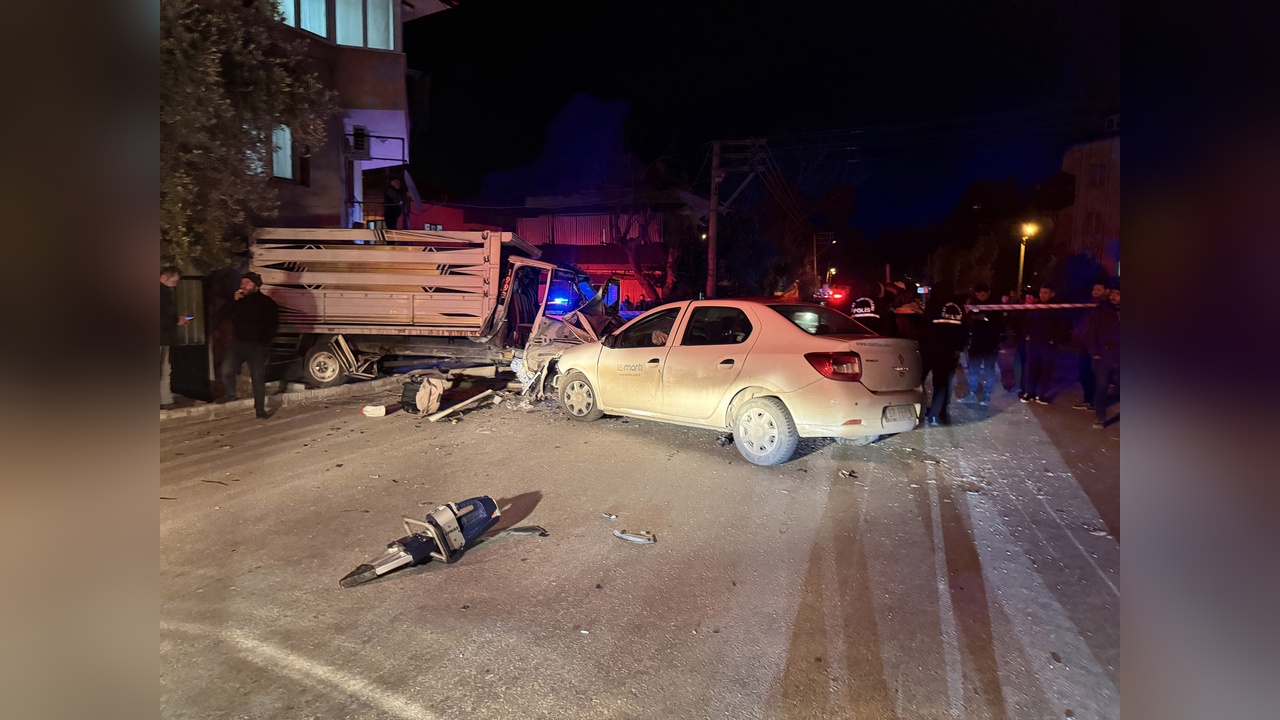 Denizli'de Trafik Kazası: 1 Kişi Hayatını Kaybetti, 4 Yaralı
