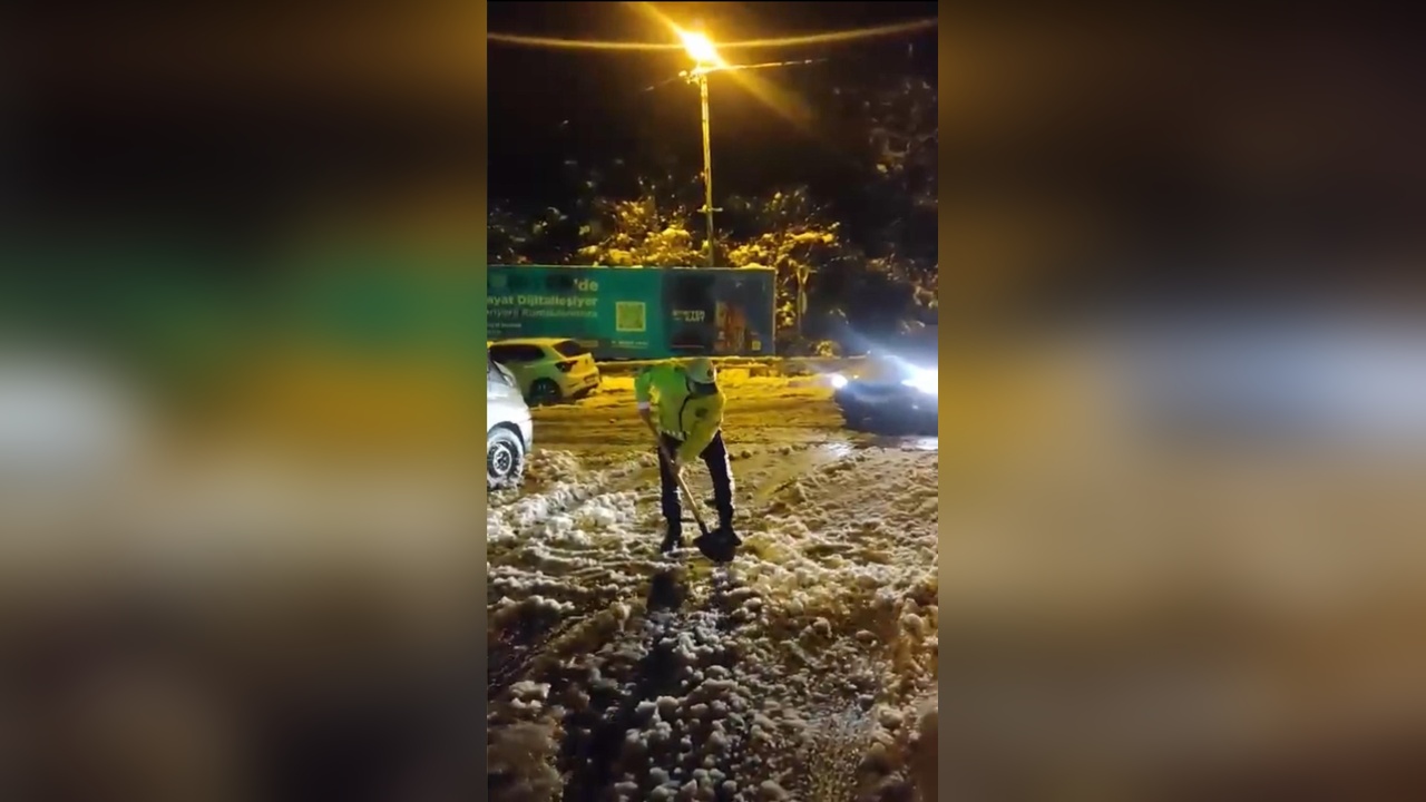 Sarıyer'de Karla Mücadelede Polis Ekipleri Aktif Rol Aldı