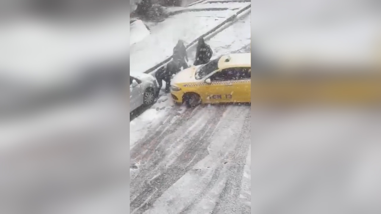 İstanbul'da Kar Yağışı Sonrası Kazalar Kameralara Yansıdı
