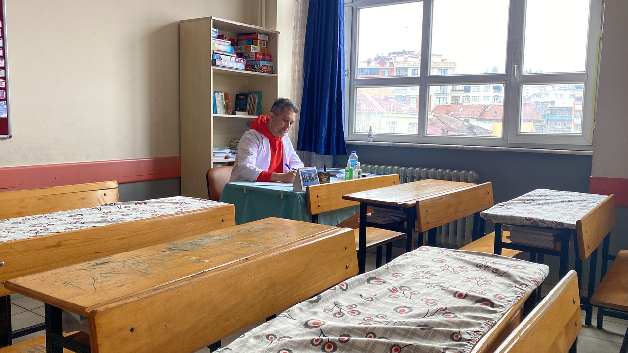 Onur Öğretmen, Dubai'de 'Üstün Öğretmen' Ödülünü Kazandı