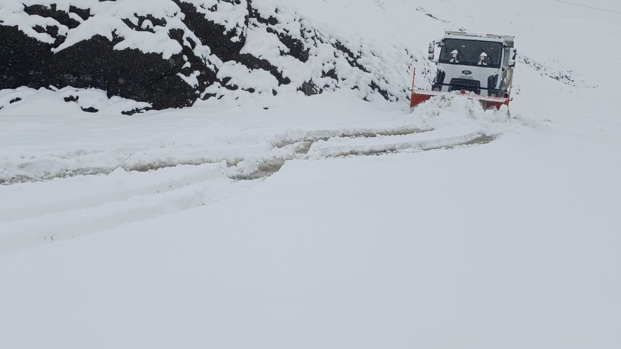 Şırnak'ta Kar Yağışı Nedeniyle 13 Köy Yolu Kapandı, Eğitim Durduruldu