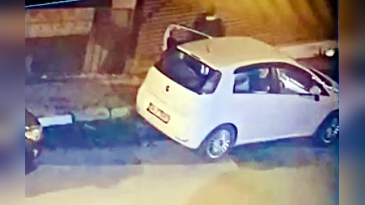 Avcılar'da Otomobilden 50 Bin Lira Değerinde Hırsızlık Olayı Kameralara Yansıdı