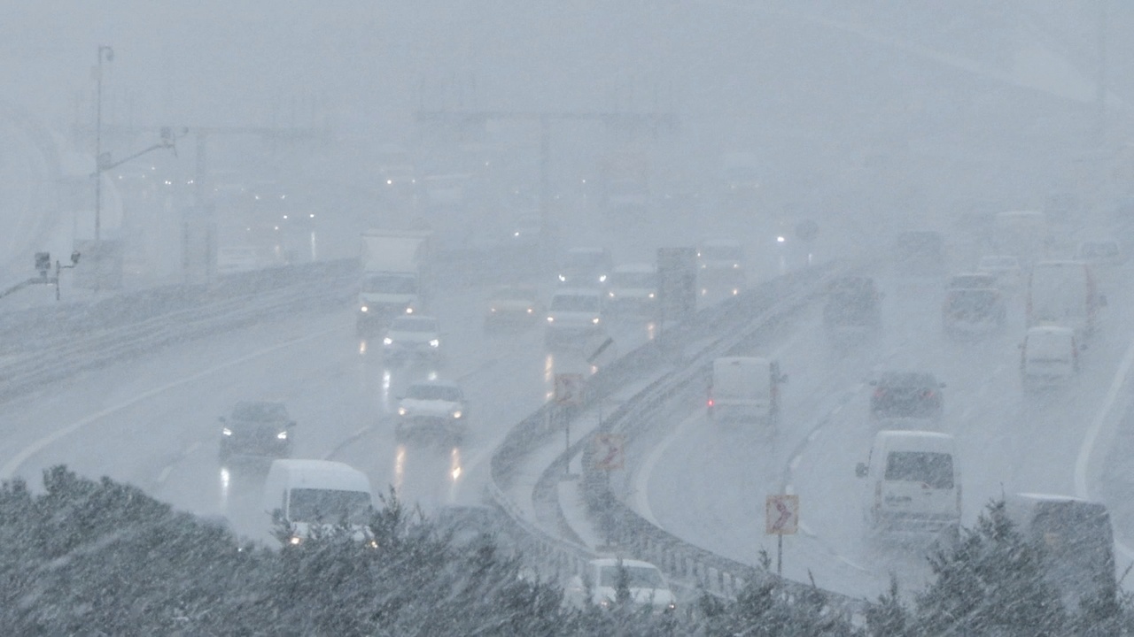İstanbul'da Kar Yağışı Etkisini Gösteriyor