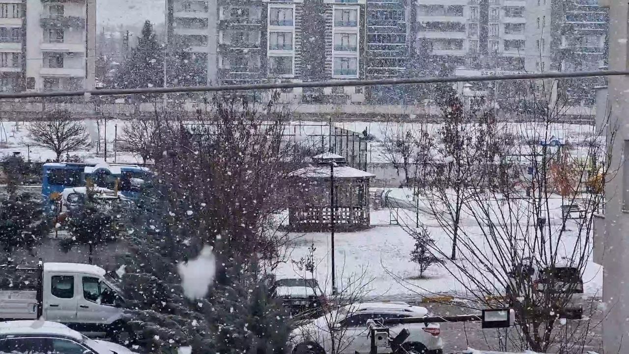 Diyarbakır'ı Beyaza Bürüyen Kar Yağışı Etkili Oldu