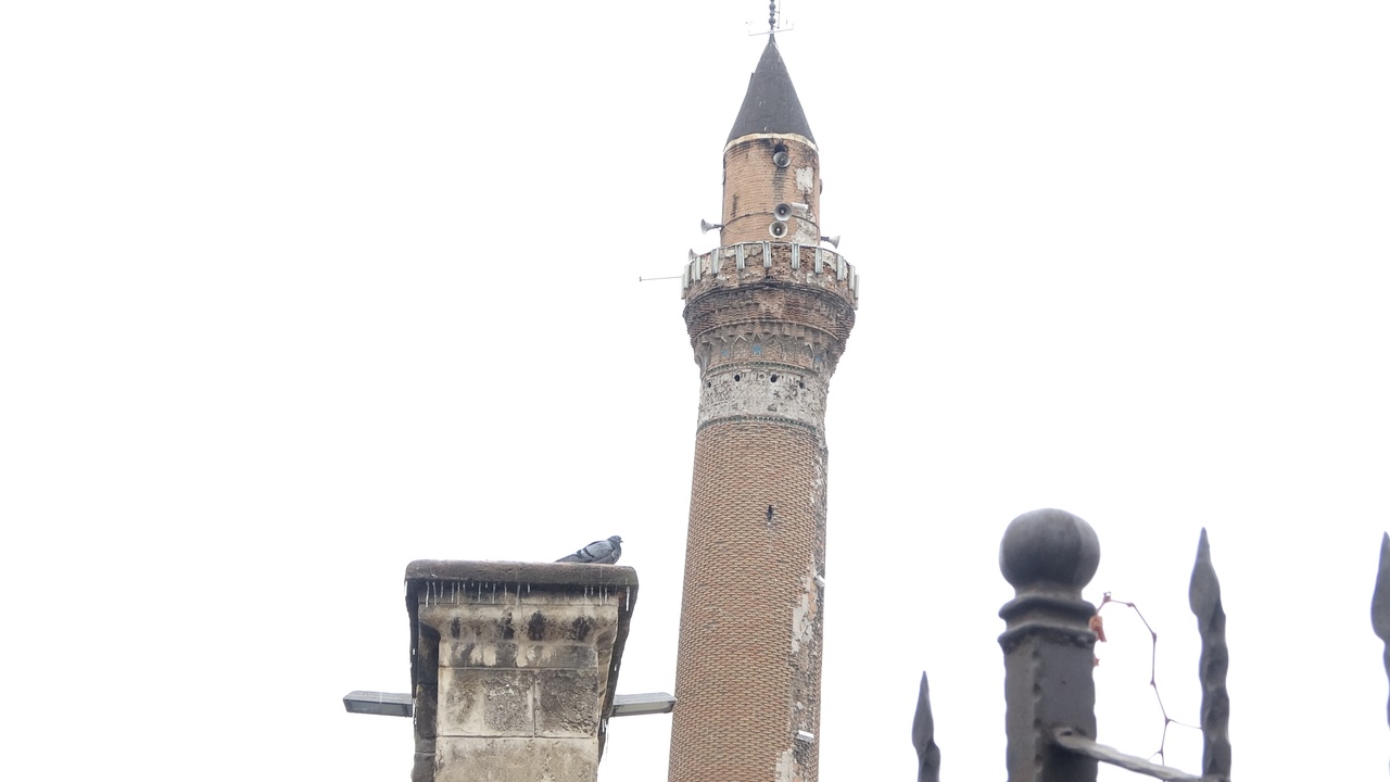 Ulu Cami Minareleri Sağlamlığını Koruyor