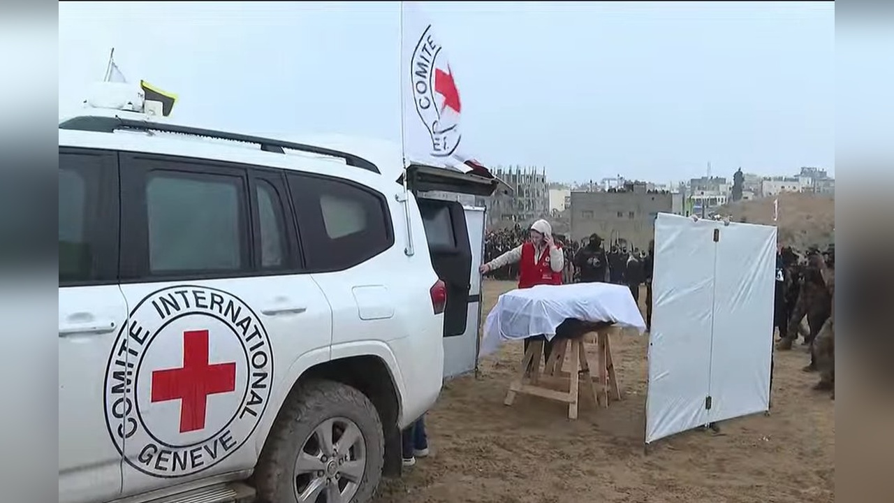 Hamas, Gazze'deki Saldırıda Ölen 4 Esirin Cenazelerini Kızılhaç'a Teslim Etti
