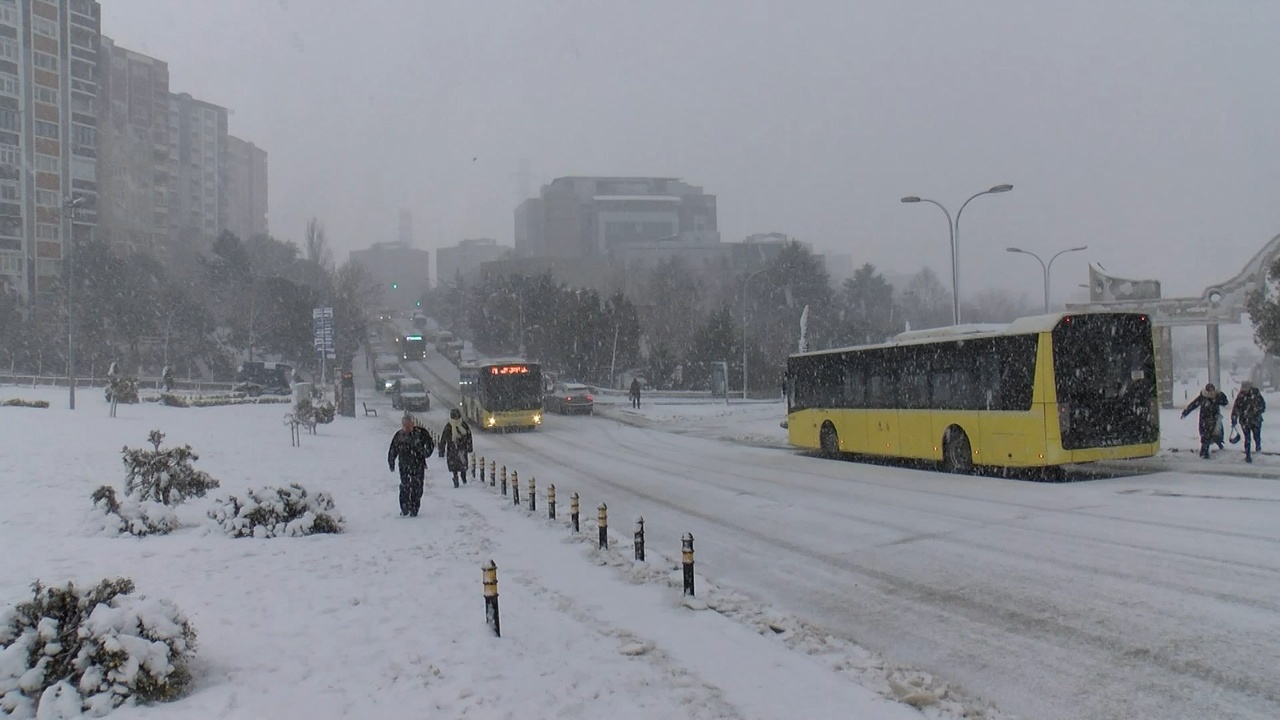 Başakşehir'de Kar Tipi Yağışı Hayatı Olumsuz Etkiledi