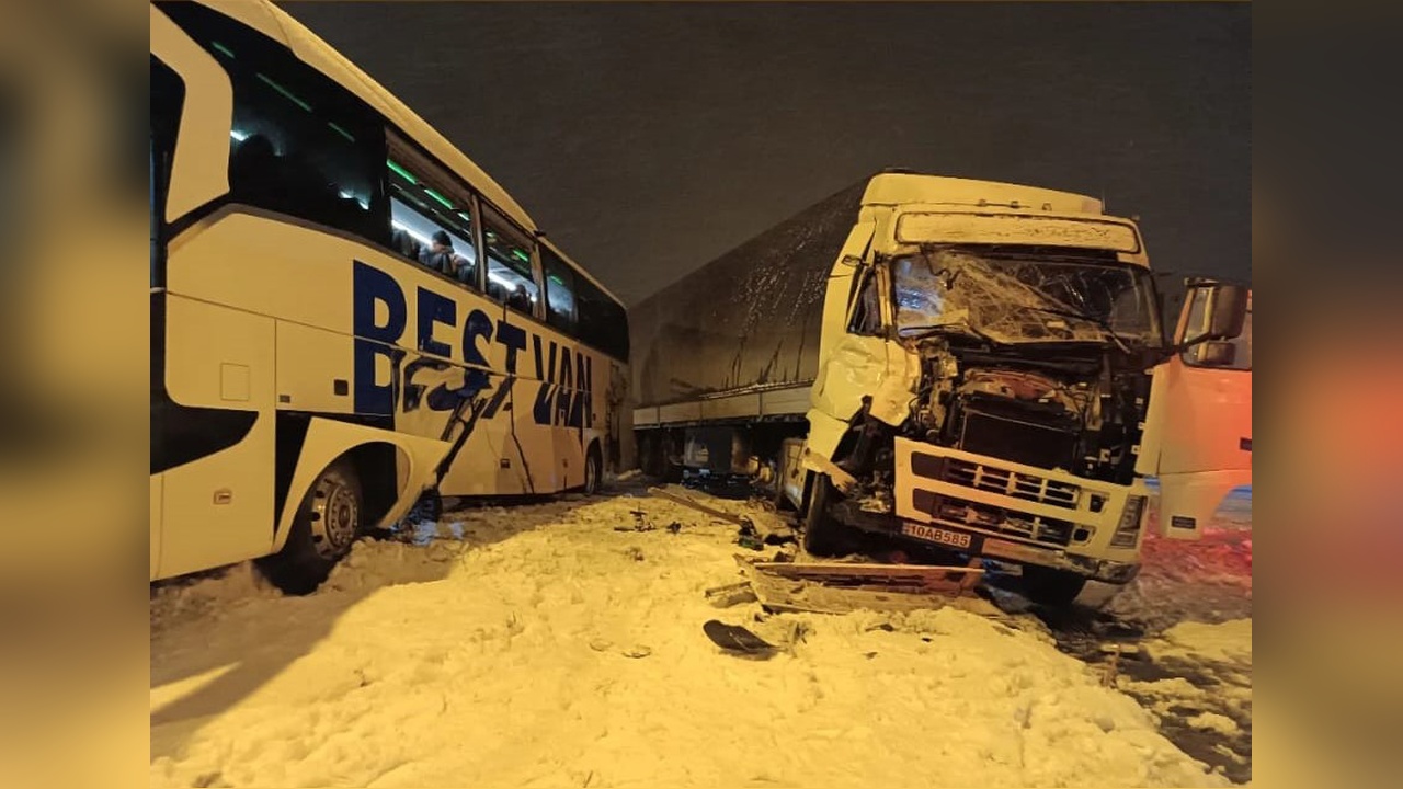 Bitlis'te Otobüs ve TIR Çarpışması: İki Kişi Yaralandı