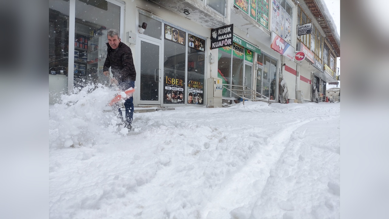 Karlıova'da Yoğun Kar Yağışı, 38 Köy Yolunu Kapattı