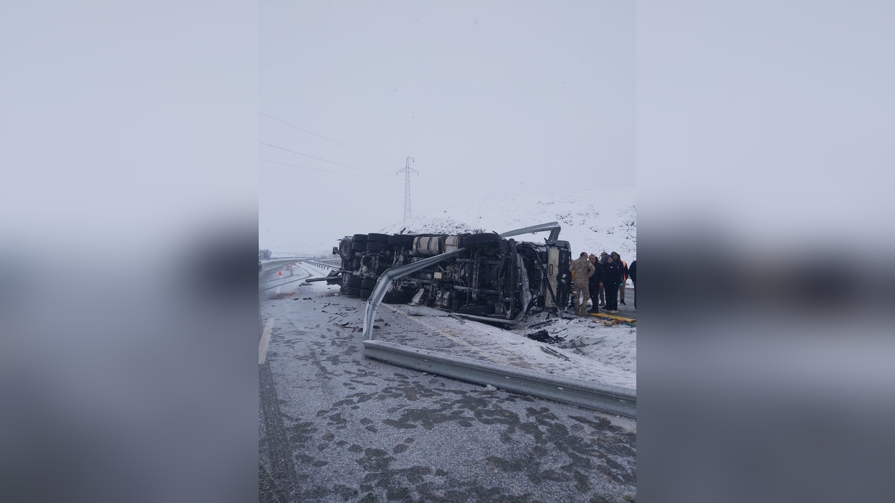 Kaygan Yolda Devrilen Kamyonda Şoför Yaralandı
