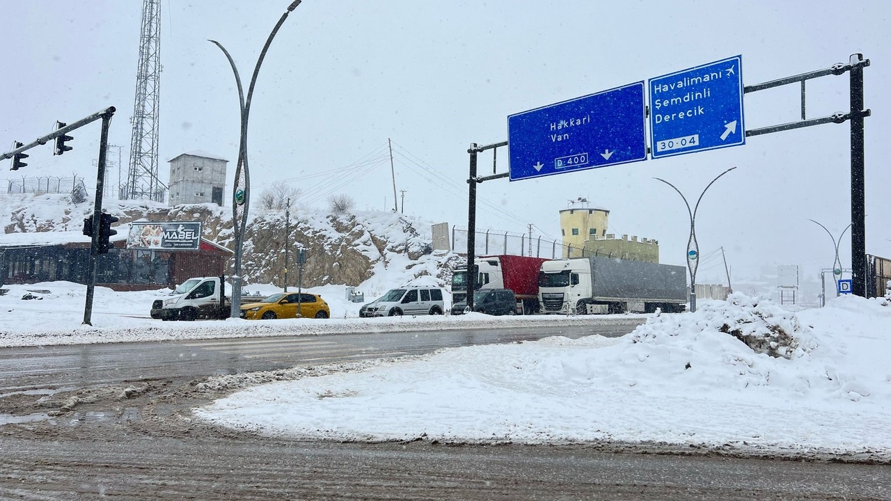 Hakkari'de Kar Yağışı Nedeniyle 82 Yerleşim Yeri Ulaşıma Kapandı