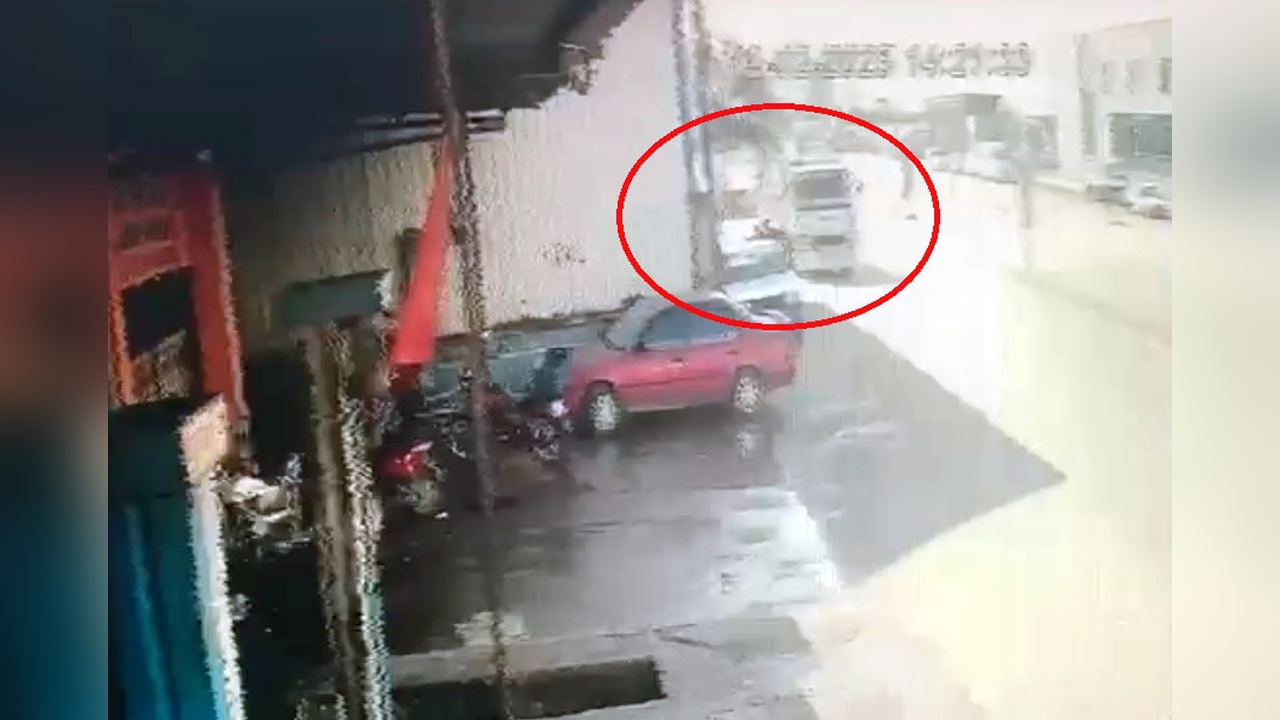 Kamyon Kasa Kapağı Üç Çocuğu Yaraladı: O Anlar Güvenlik Kamerasında