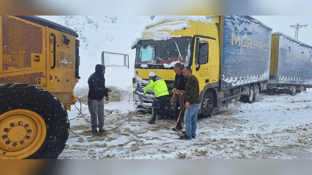 Doğu Anadolu Bölgesi'nde Kar Yağışı Ulaşımı Olumsuz Etkiledi