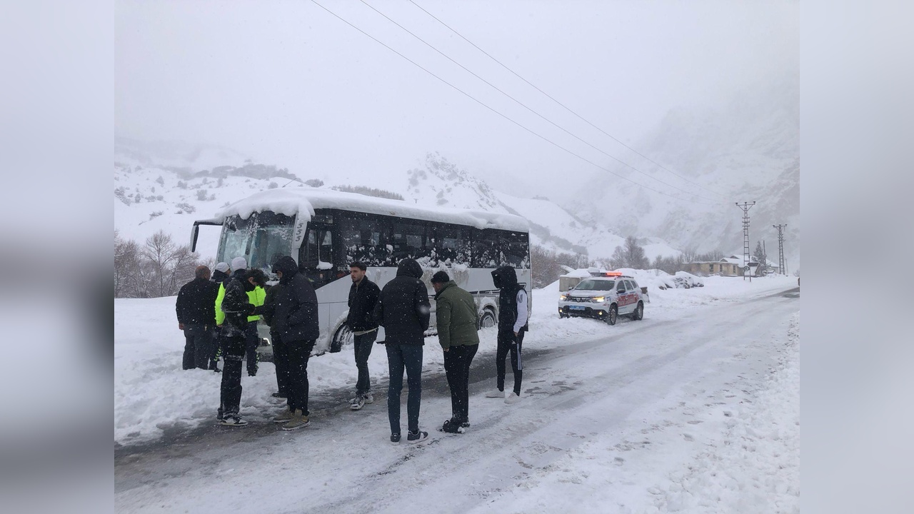 Tunceli'de Kar Yağışı Nedeniyle Eğitime Ara Verildi
