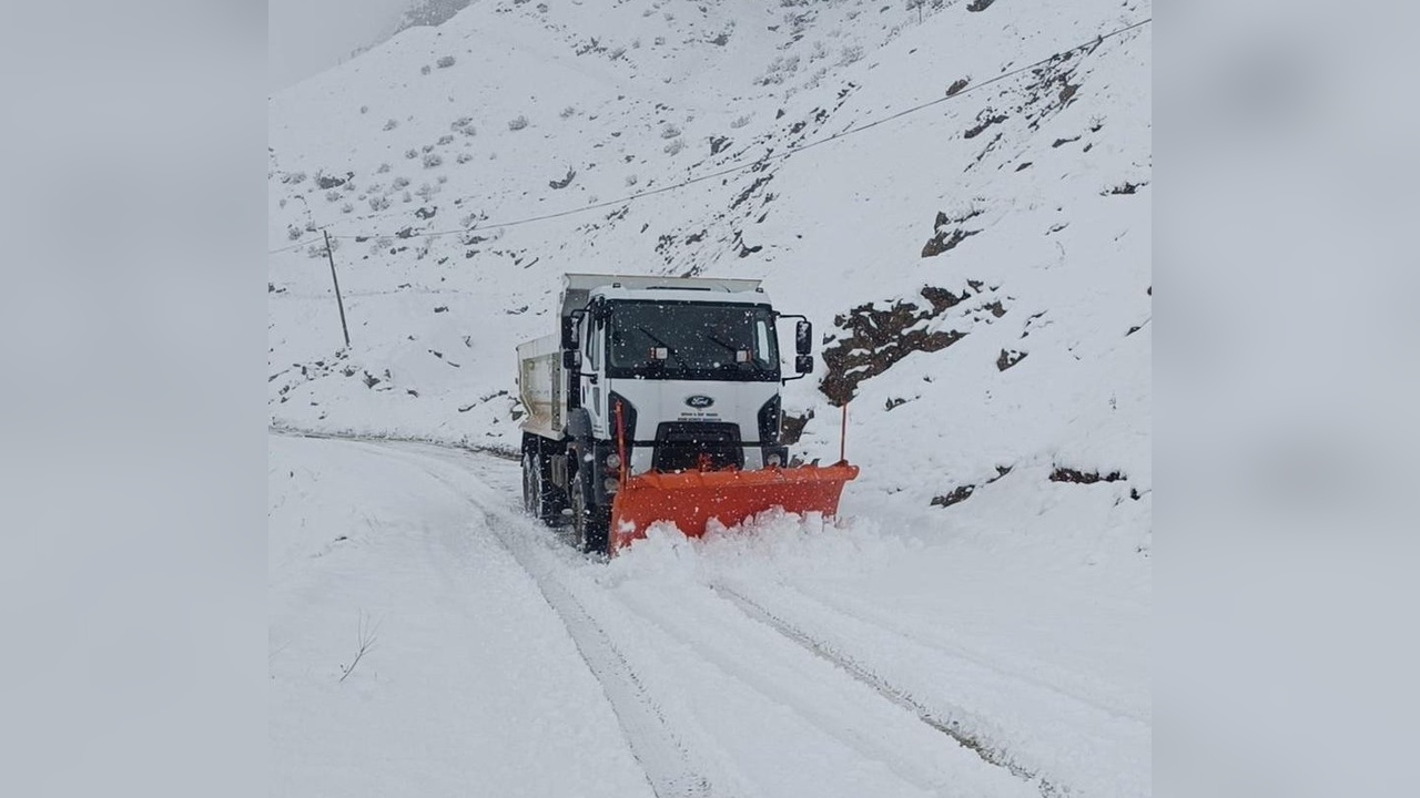 Şırnak'ta Kar Yağışı Nedeniyle 13 Köy Yolu Kapandı, Eğitime Ara Verildi