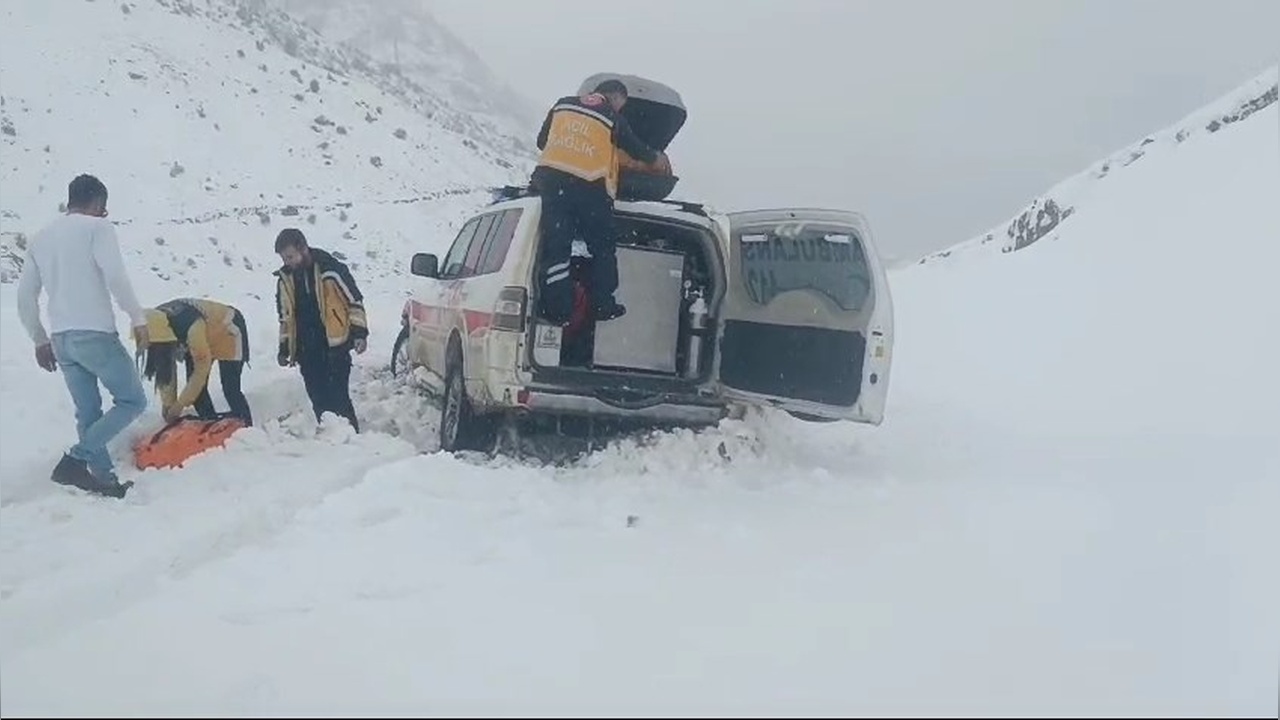 Karla Kapanan Yol Ekipler Tarafından Açıldı, Hasta Hastaneye Ulaştırıldı