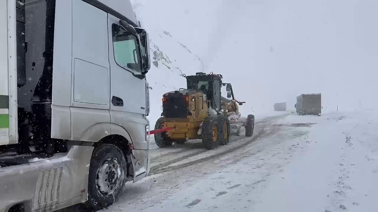 Doğu Anadolu Bölgesi'nde Kar Yağışı Ulaşımı Olumsuz Etkiledi