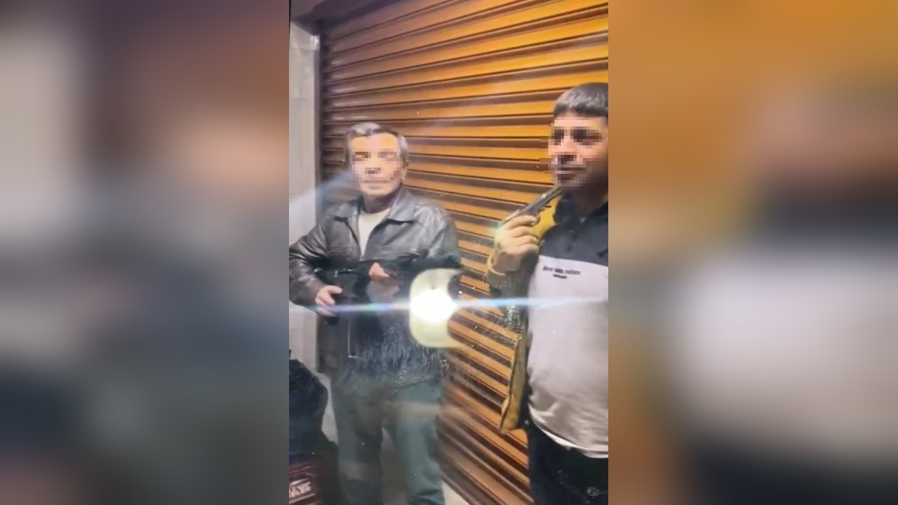 Şakalaşma Sırasında Kazara Kendini Vuran Genç Kameralara Yansıdı