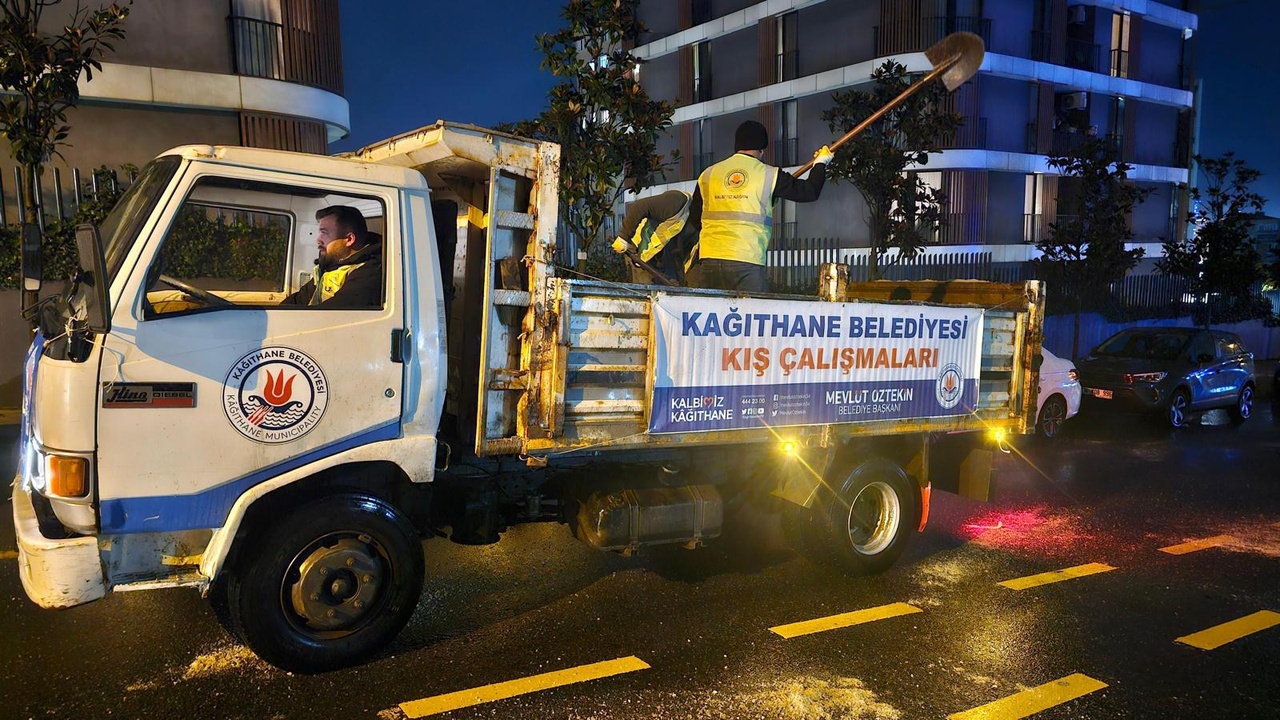 Kağıthane'de Karla Mücadele Çalışmaları Devam Ediyor