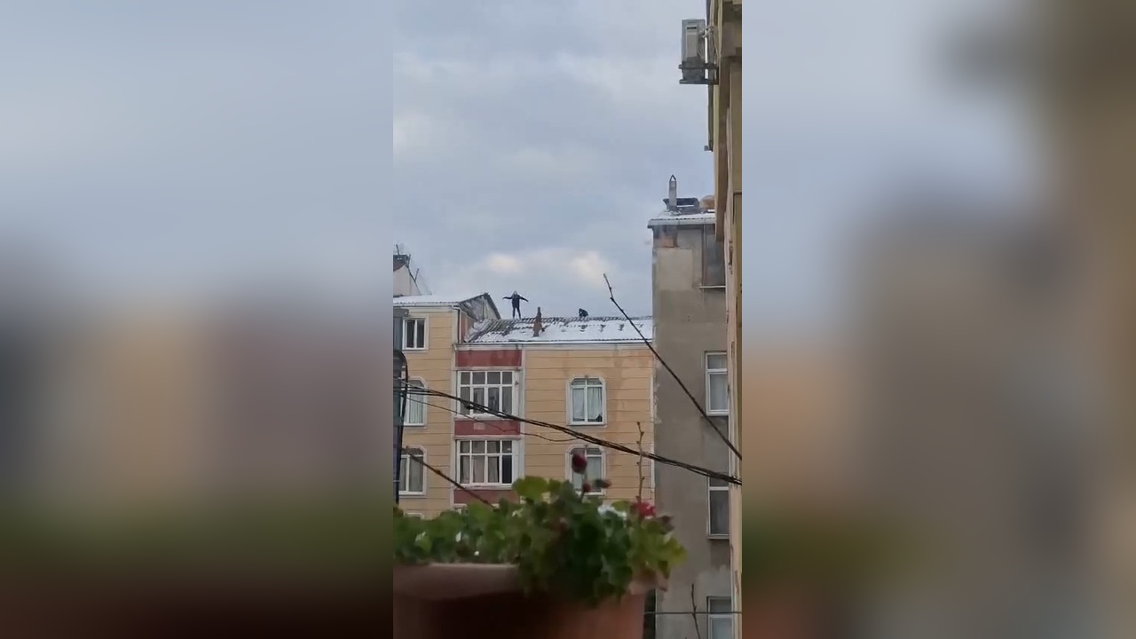 İstanbul'da Çatılarda Karla Oynayan Çocuklar Kameralara Yansıdı