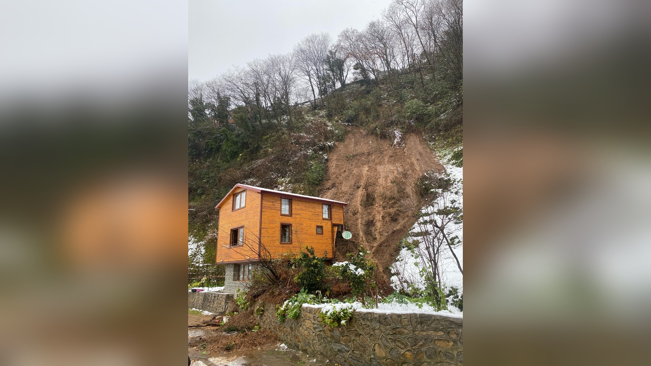 Heyelan Sonrası Mahsur Kalanlar Pencereden Kurtarıldı