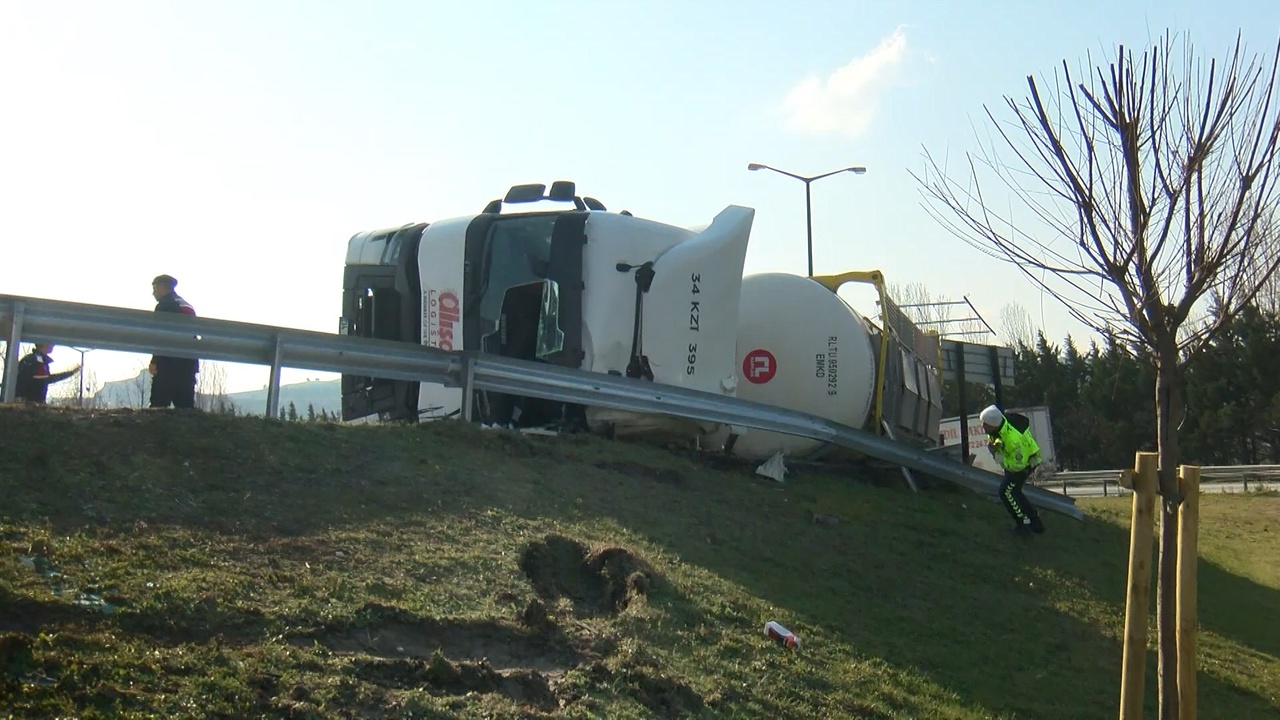 Çatalca TEM Otoyolu'nda Tanker Devrildi