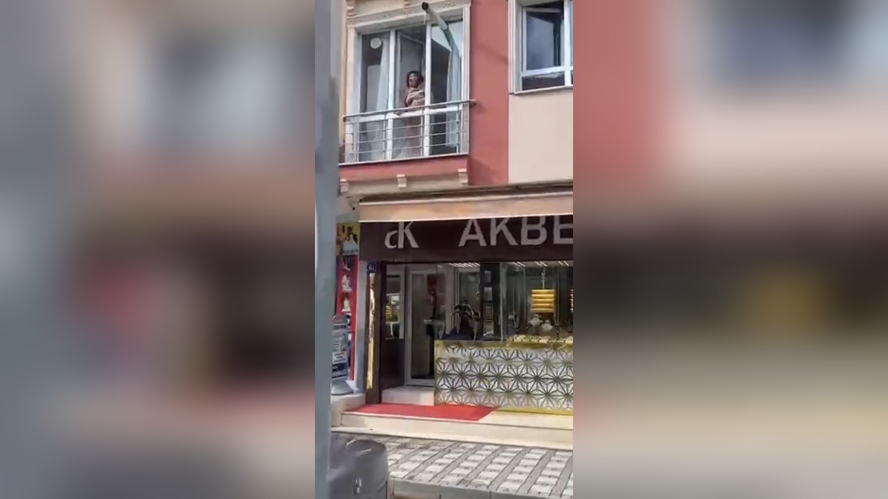 Kadın, Eşini ve Kayınbiraderini Bıçaklayarak Pencereden Yardım İstedi