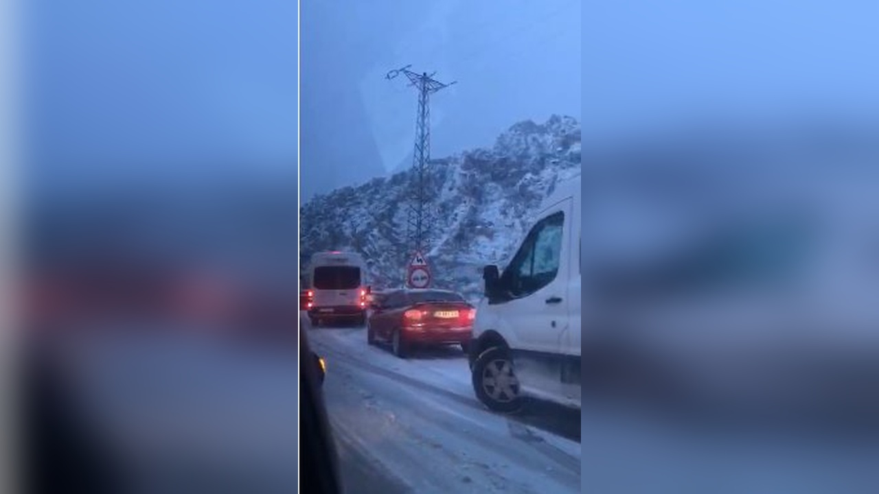 Çorum'da Kar Yağışı Sürücülere Zor Anlar Yaşattı