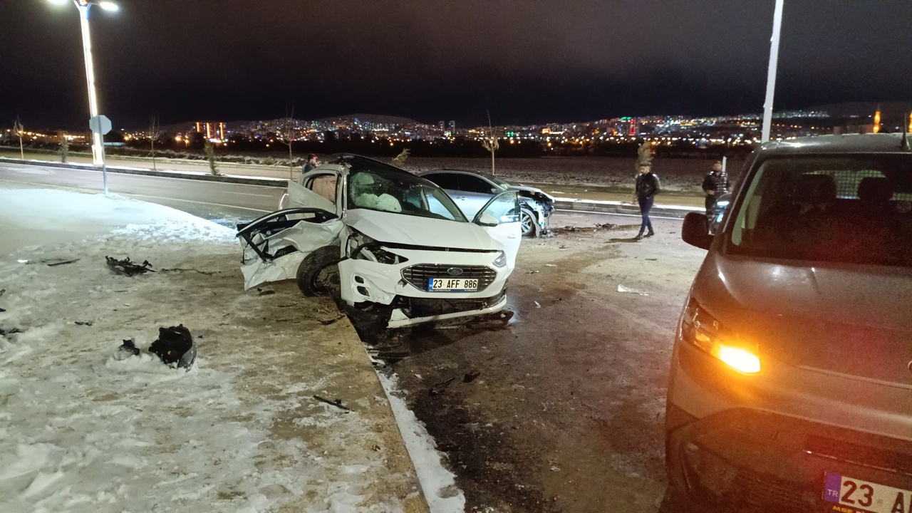 Elazığ'da Trafik Kazası: İki Araç Çarpıştı, Üç Kişi Yaralandı
