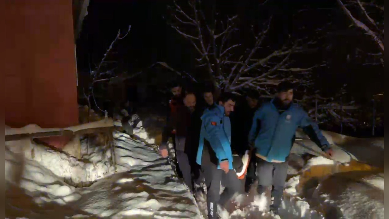 Karla Kaplı Yolda Hasta Taşıma Mücadelesi