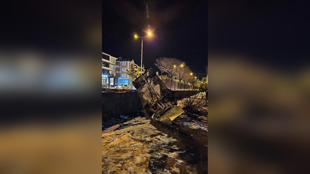 Bolu'da Buzlu Yolda Kontrolü Kaybeden Otomobil Fabrika Bahçesine Girdi